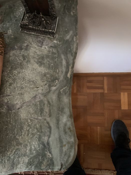 Credência com tampo de pedra esverdeada