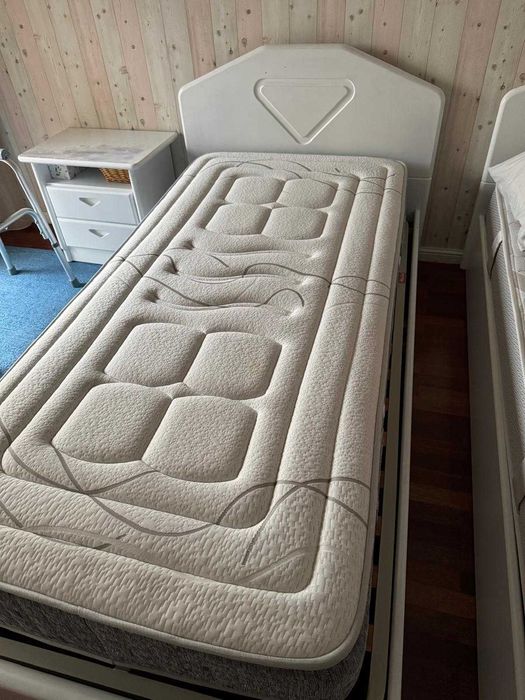 Camas de Solteiro + Mesas de cabeceira