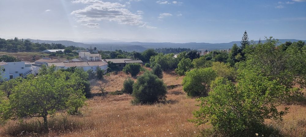 Vende-se  Terreno com casa em Paderne