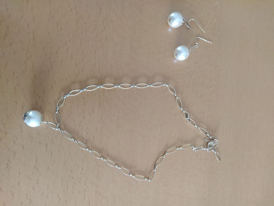 Conjunto de Fio e brincos dourado e com pérolas