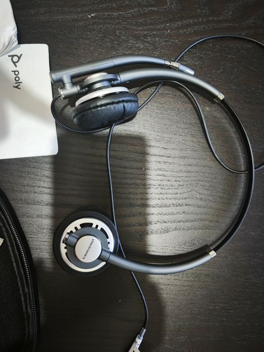 Plantronics headset ideal for work.455100927397089281