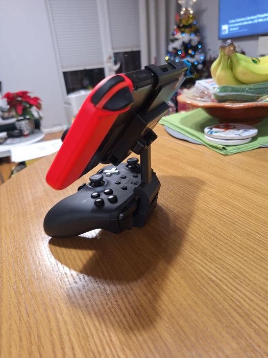 Uchwyt na Nintendo Switch i pada.