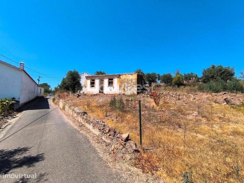 Moradia com terreno e poço de água em Mouriscas - Abrantes