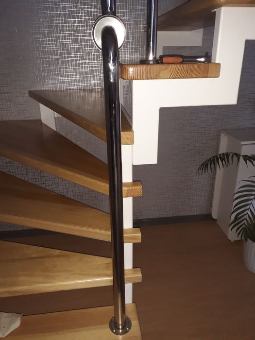 Металеві каркаси сходів вінтові консольні ступені перила лестници