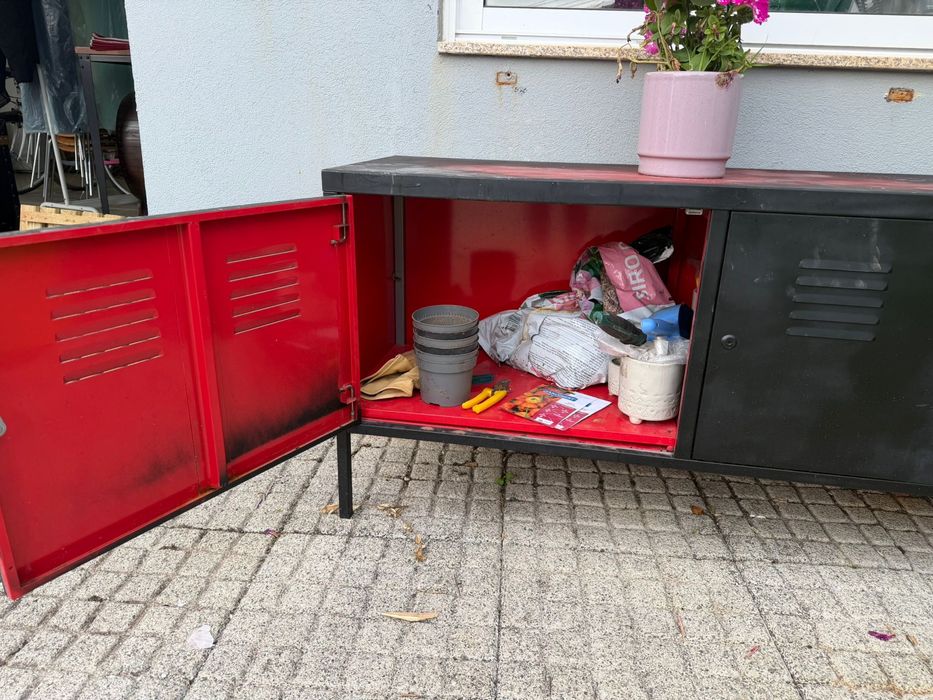 Movel Ikea vermelho/preto