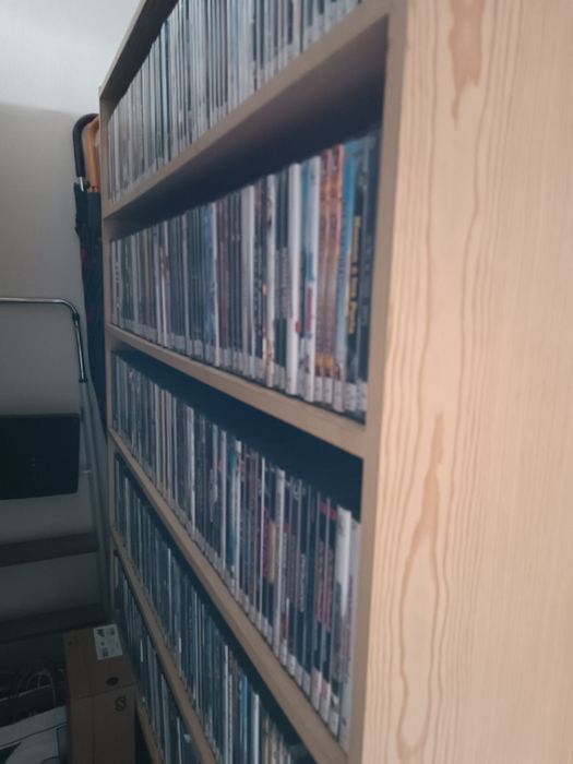 Vendo 2500 DVDs e 100cds.