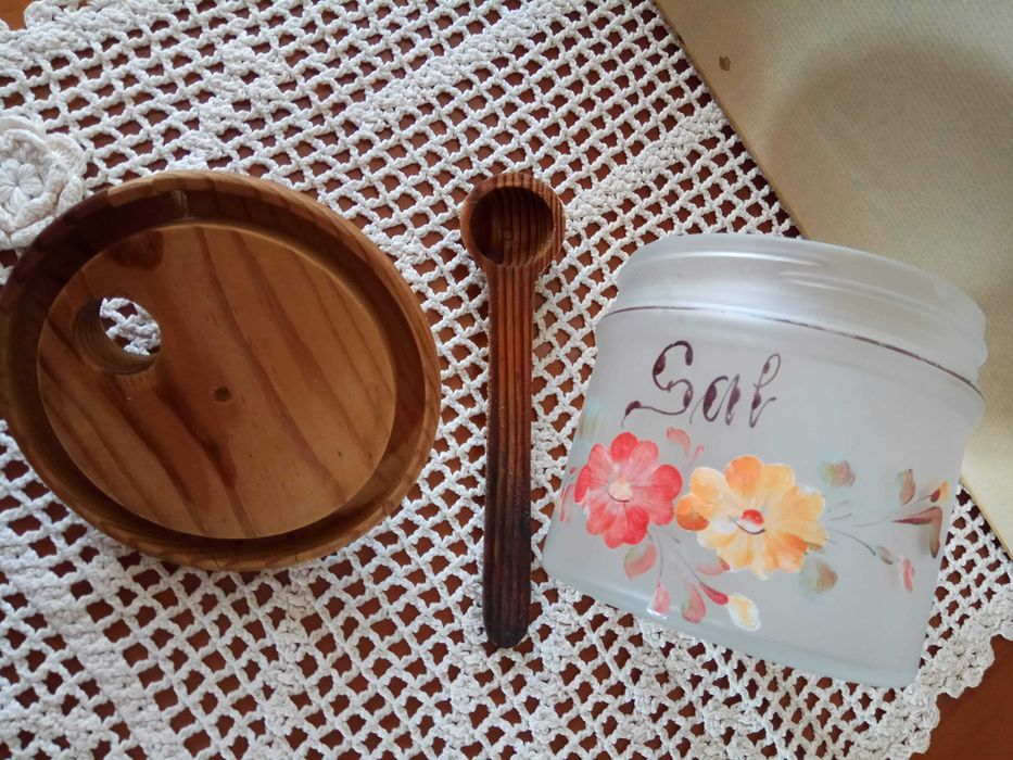 Saleiro de vidro e madeira