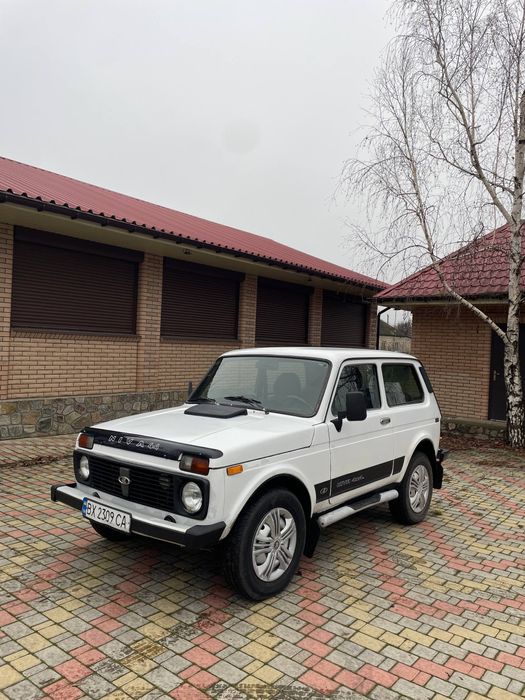 Нива в ідеальному стані працує все від  повного приводу до кнопочки один власник