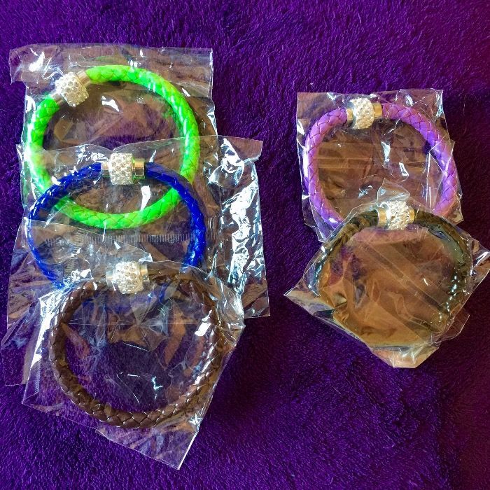 Pulseiras exclusivas em cabedal com fecho em cristais!