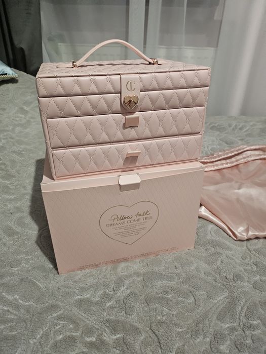 Kuferek z kosmetykami Charlotte Tilbury