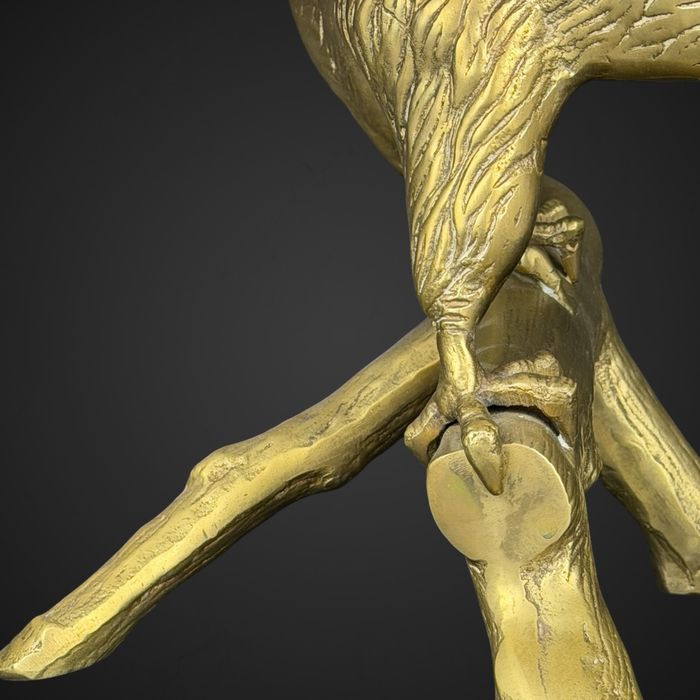 Figuralna rzeźba z mosiądzu ptak na gałęzi orzeł sokół B51/100201