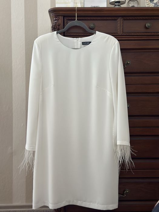 Sukienka z piórami elit look