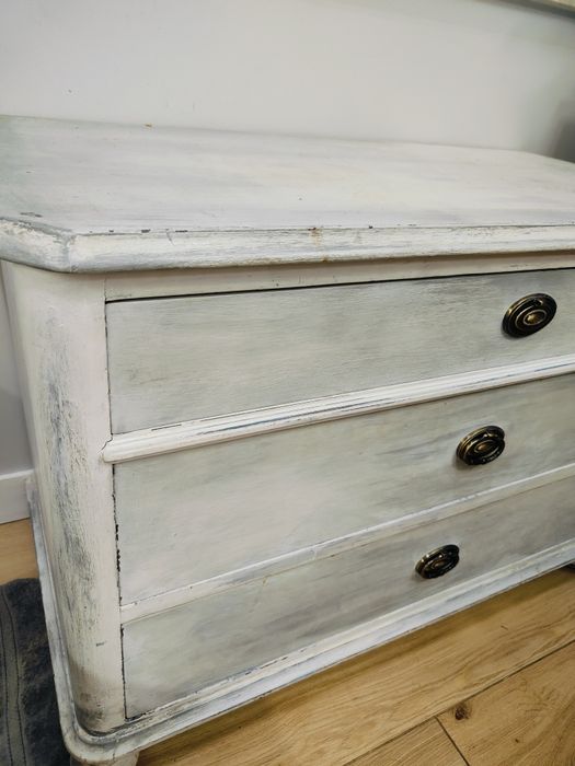 Stara odnowiona komoda