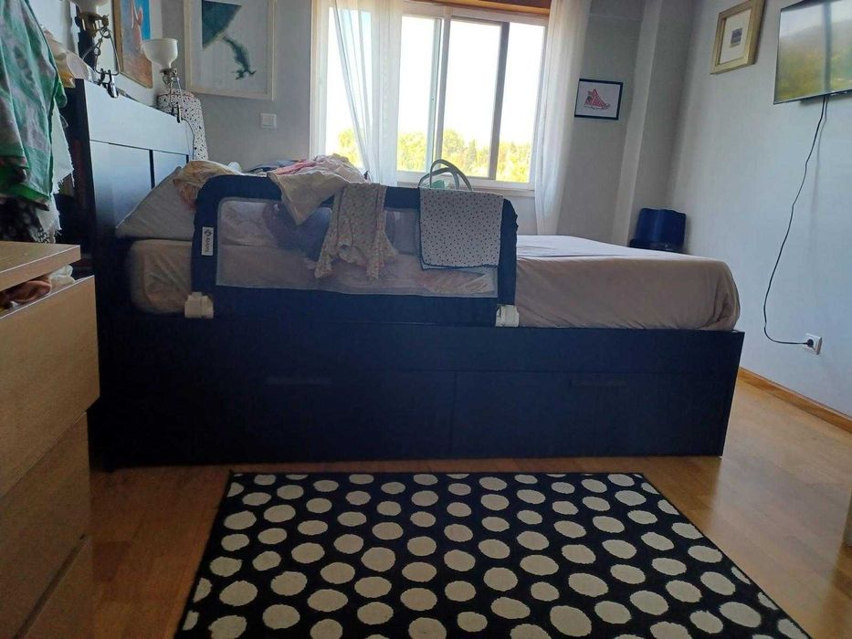 Cama Ikea com estrado, com cabeceira, com 4 gavetões