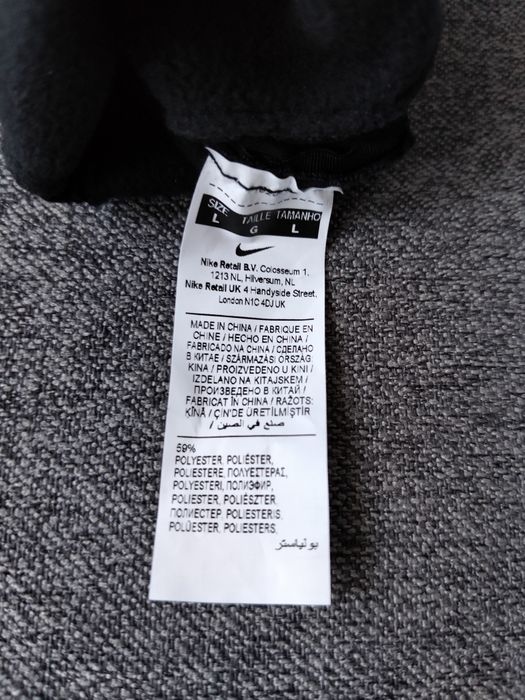 Czarne rękawiczki Nike do biegania i nie tylko obsługa telefonu