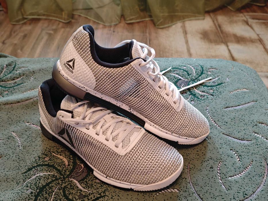 Кроссовки Reebok (оригинал) фирменные размер-39 стелька-25,5 см.