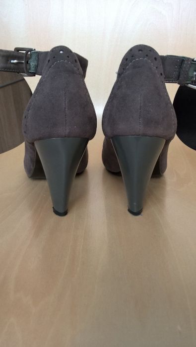 buty r.36 na słupku, cyrkonie