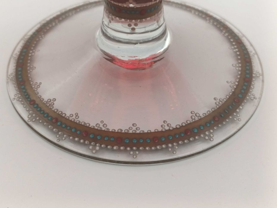 Pote decorativo em vidro vermelho pintado à mão