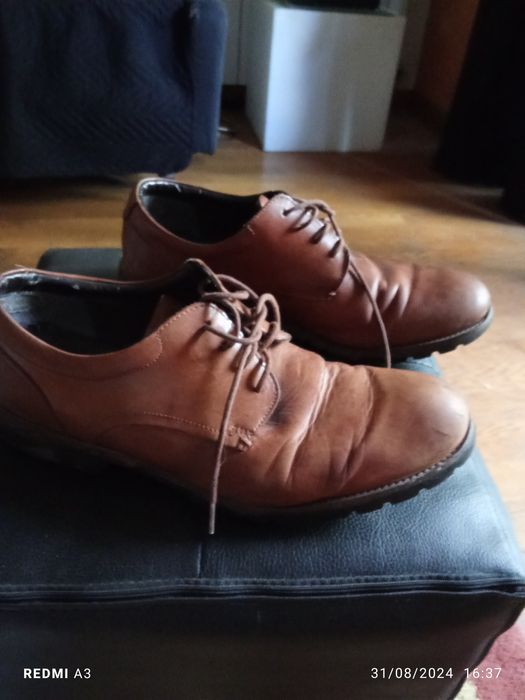 Sapatos homem em bom estado