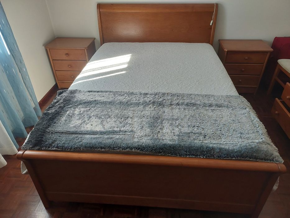 Cama + Cómoda c/ Espelho + 2 Mesas de Cabeceira + Cadeira