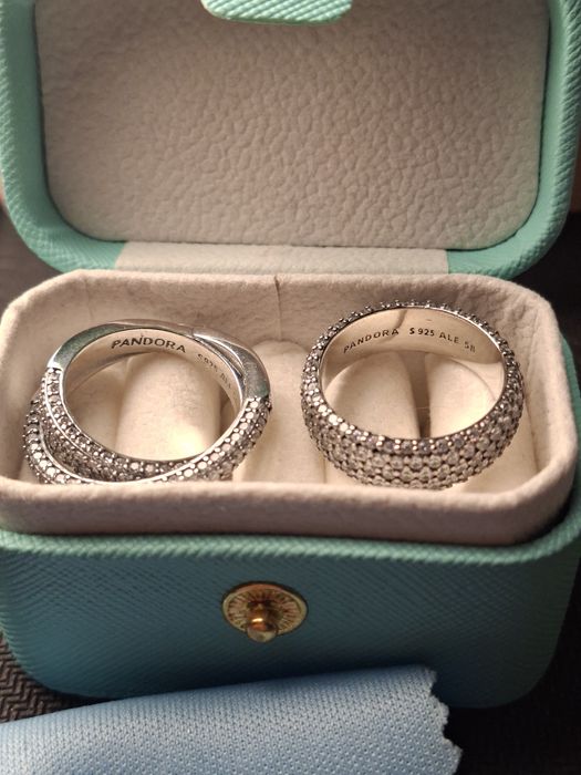 Conjunto com dois aneis de zircônias cintilantes da pandora