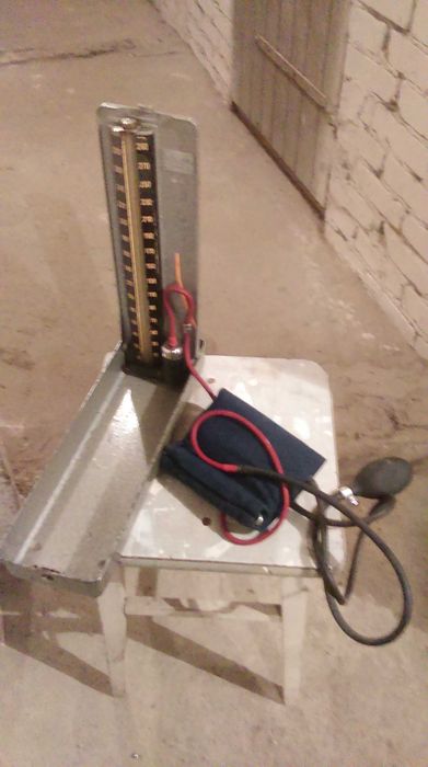 stary kolekcjonerski ciśnieniomierz PRL lata 70