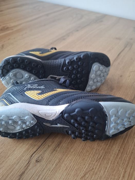 Sprzedam buty pilkarskie Joma.