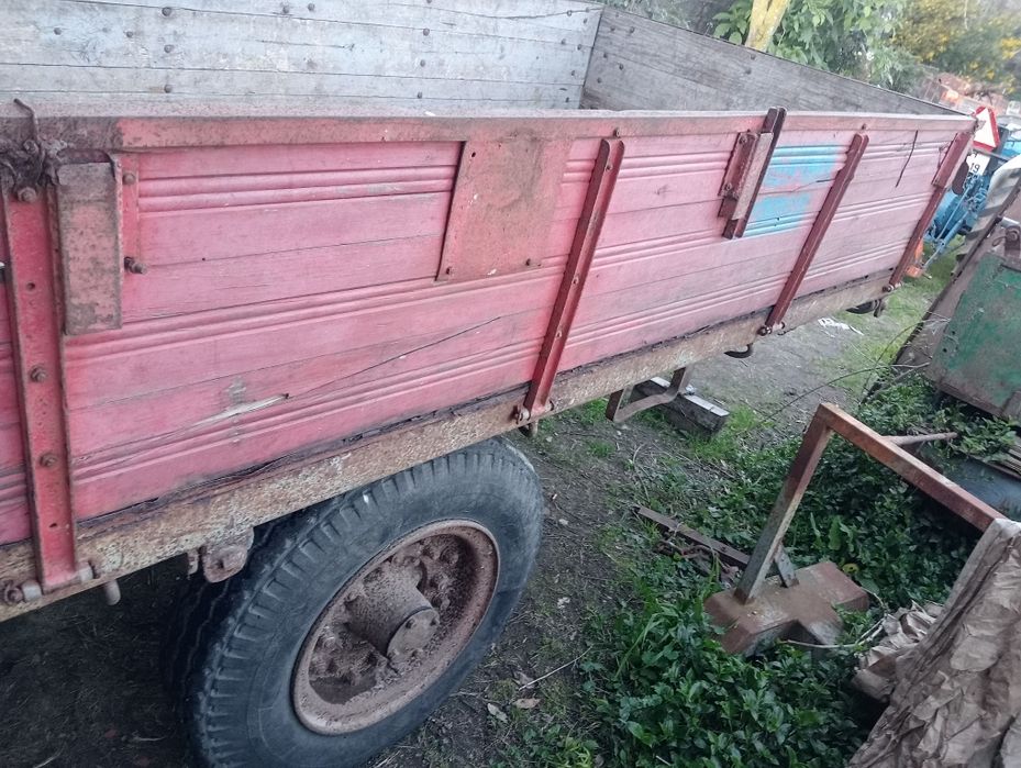 Reboque tribasculante com documentos