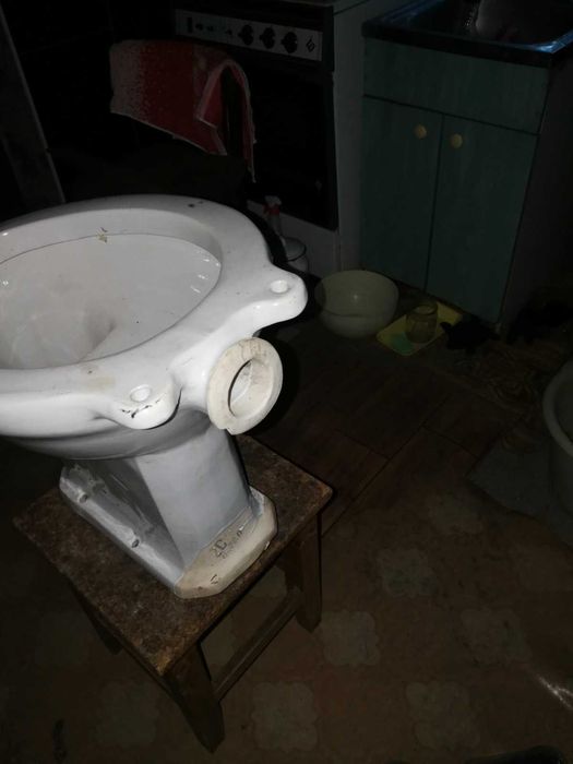продам два унитаза и бачок