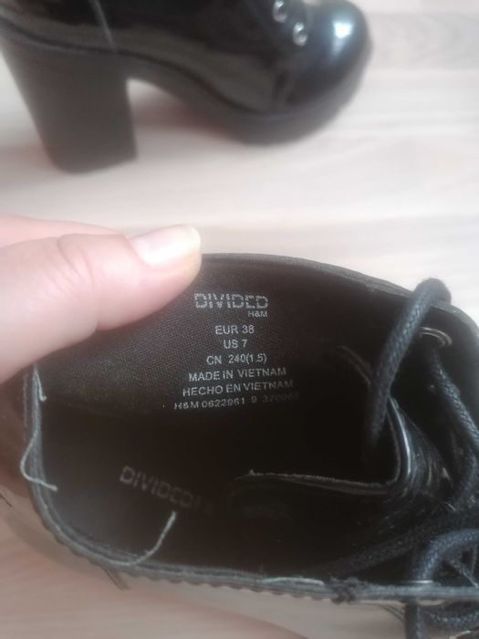 Продам лаковані ботінки