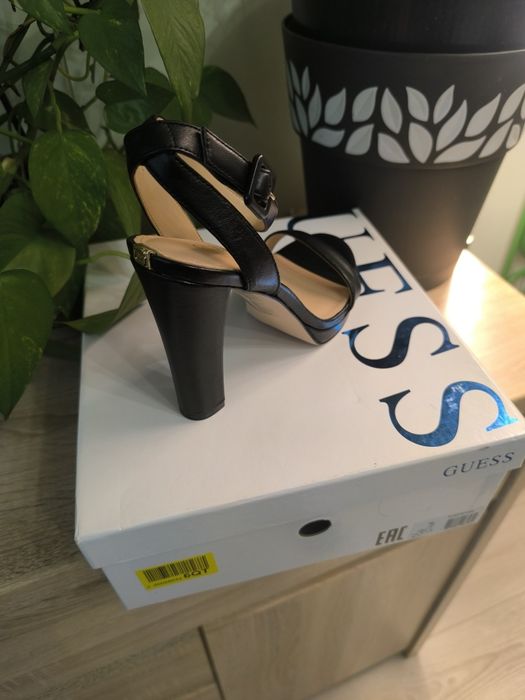 Sandały Guess ..