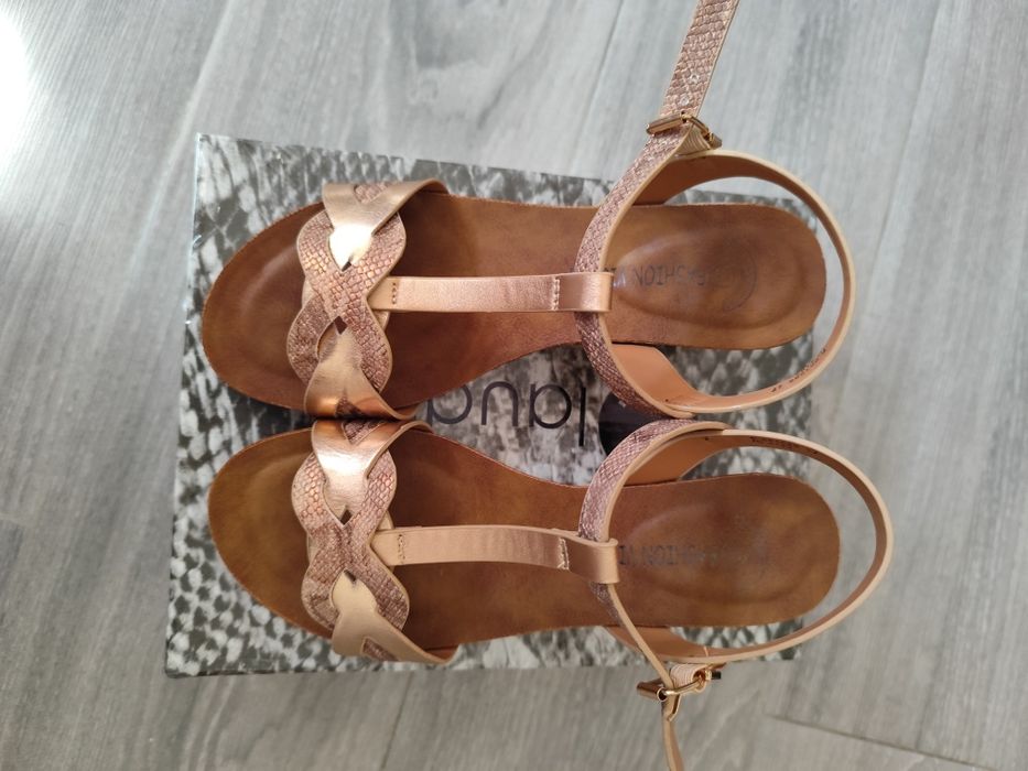 Sandálias usadas apenas uma vez