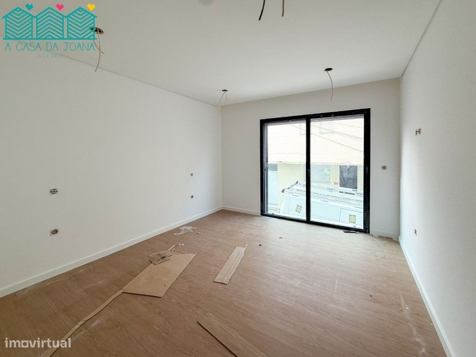 Apartamento T3 com Lugares de Garagem em Esgueira