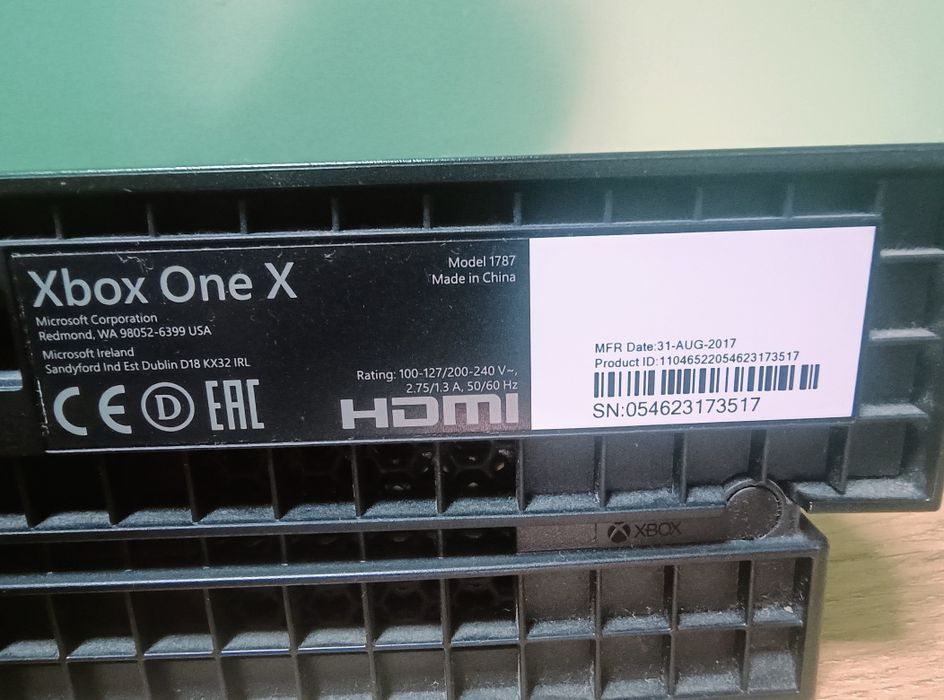 Xbox One X 1tb  dwa pady