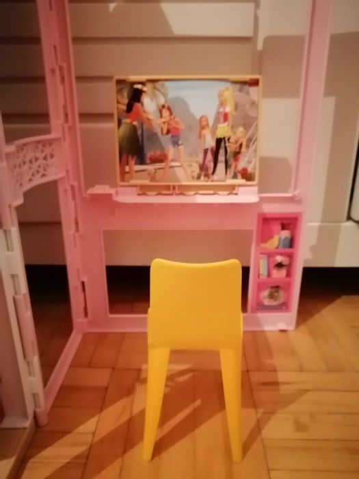 Dwupoziomowy domek dla lalek Barbie