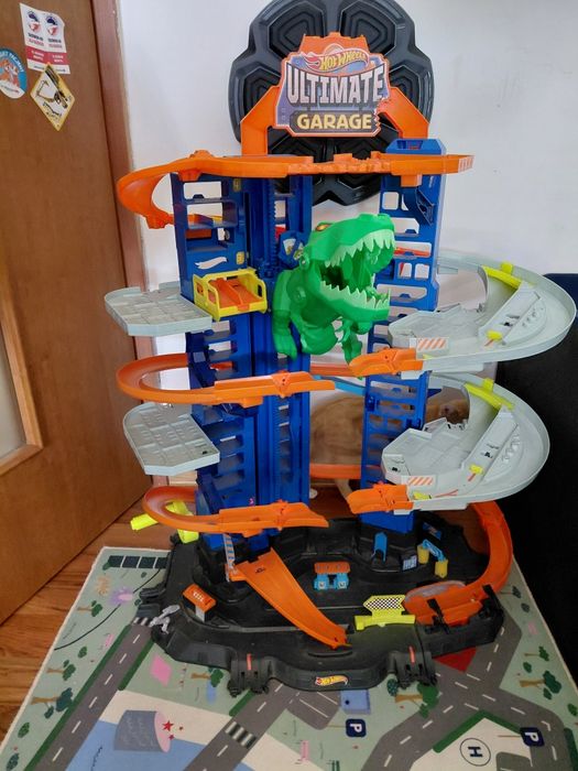 Garaż i zjeżdżalnia Hot Wheels, tablet, robot i farma Fisher Price