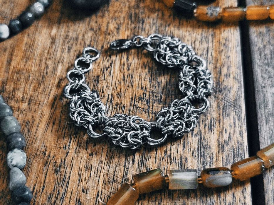 Bransoletka chainmail ze stali chirurgicznej – zbrojny minimalizm