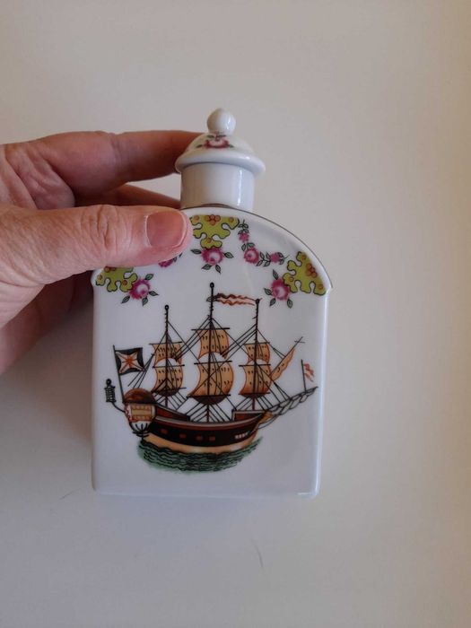 Pote de chá em porcelana