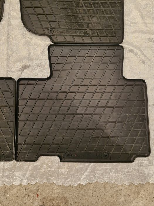 Продам комплект гумових килимків тойота рав 4
