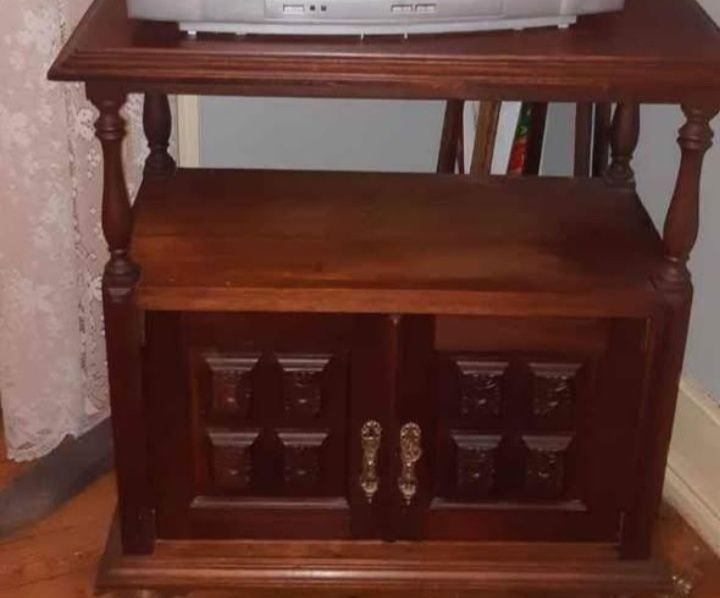 Movel antigo muito bonito para televisao