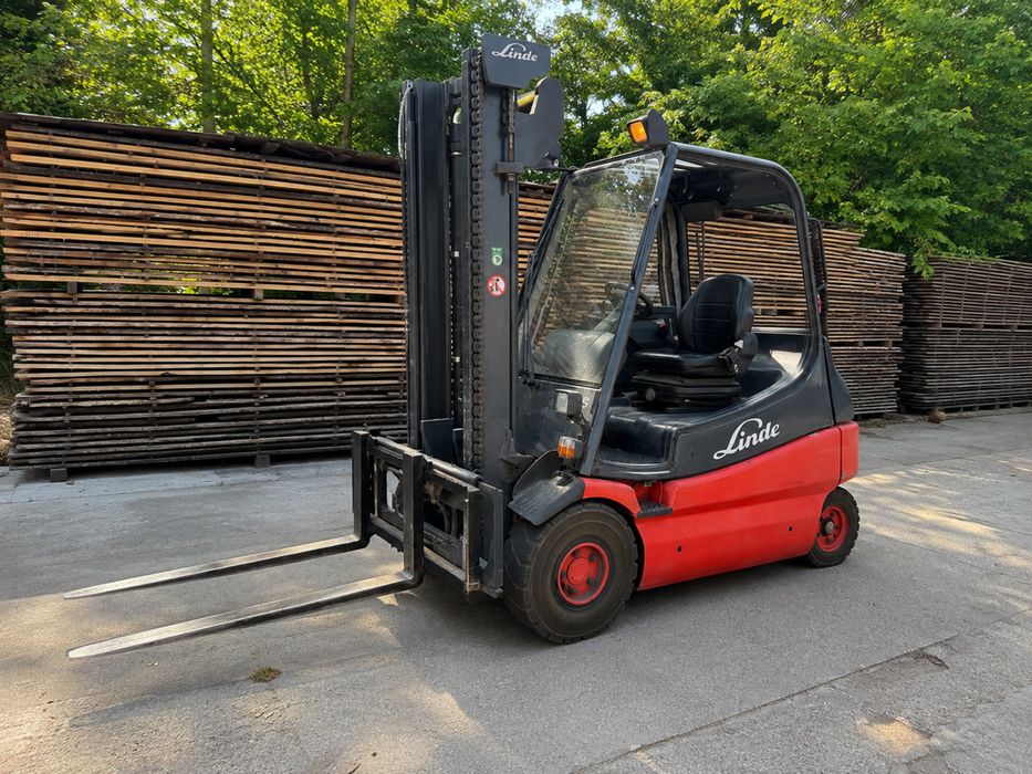 Linde E25 2,5t elektryczny 2005, tylko 7340 mth, UDT, przesuw, prostownik