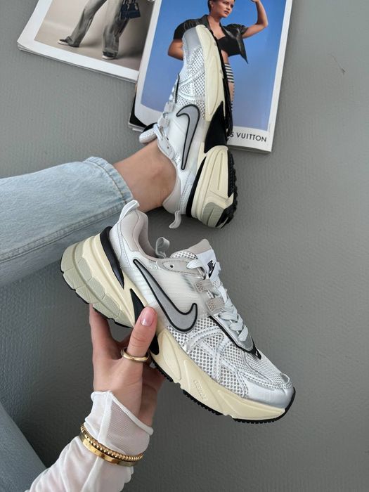Nike Runtekk V2K White Silver трендові жіночі кросівки найк рантек