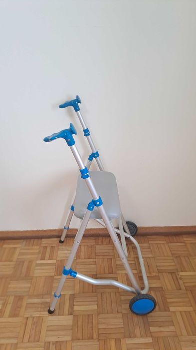Andarilho com assento e 2 rodas