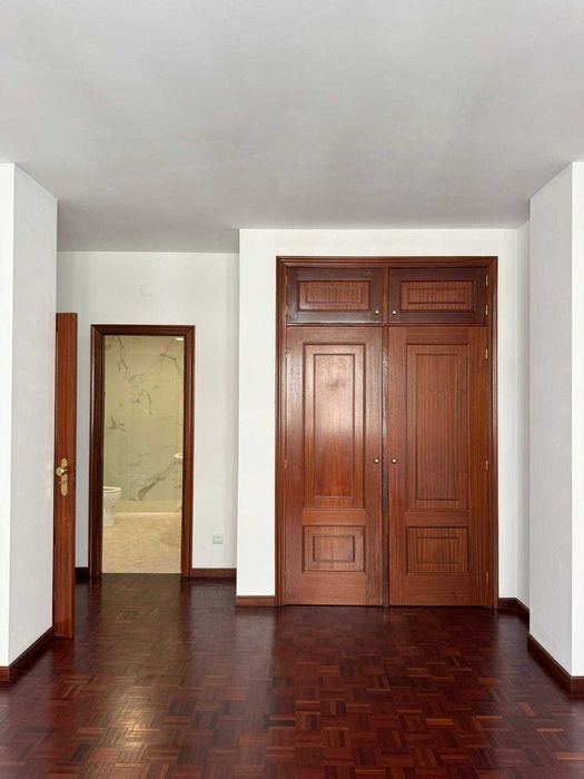 Arrendo T2 com garagem no centro de Valença — Av. de São Teotónio (Edifício Lepanto)