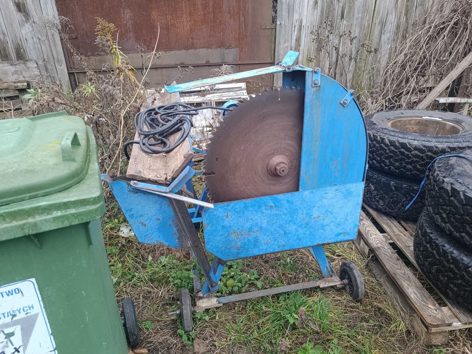 Łuparka do drewna piła wachadłowa.