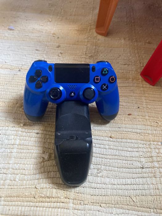 PS4 novo estado com um comando e uma base de caregamemto