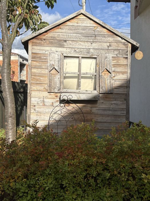 Drewniany domek dla dzieci ogrodowy