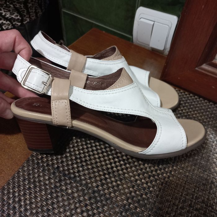 Шкіряні босоніжки майже нові