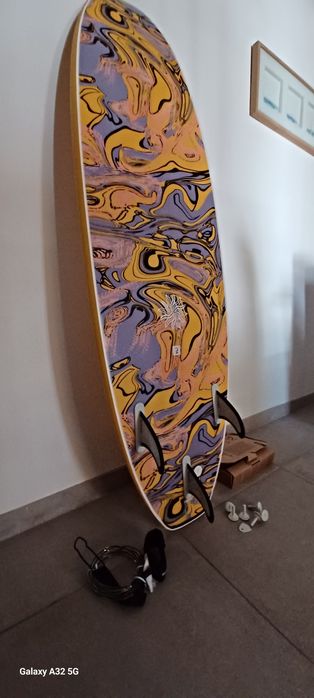 Prancha de surf Olaian em excelente estado  pouquissimo uso com acessórios incluídos.