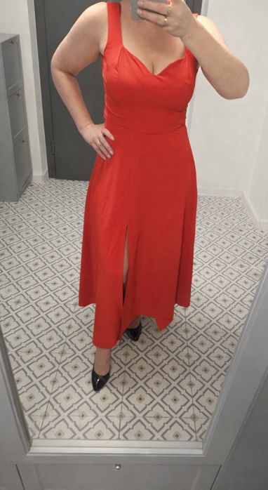 Piękna długa suknia wieczorowa czerwona